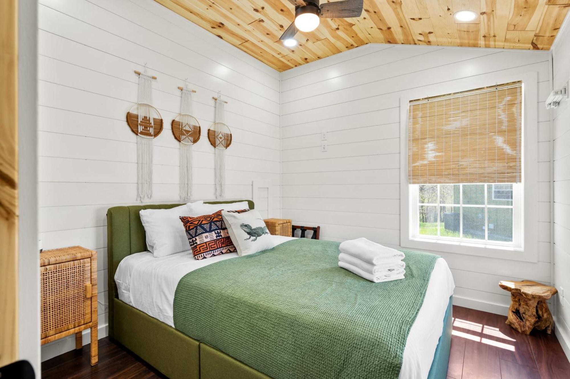 The At Eden Reserve - Pet Friendly Near Ark Holiday home